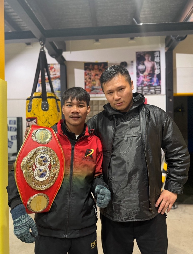 IBF世界ライトフライ級王者タノンサック・シムシー選手とDKボクシングジム代表・小出大貴