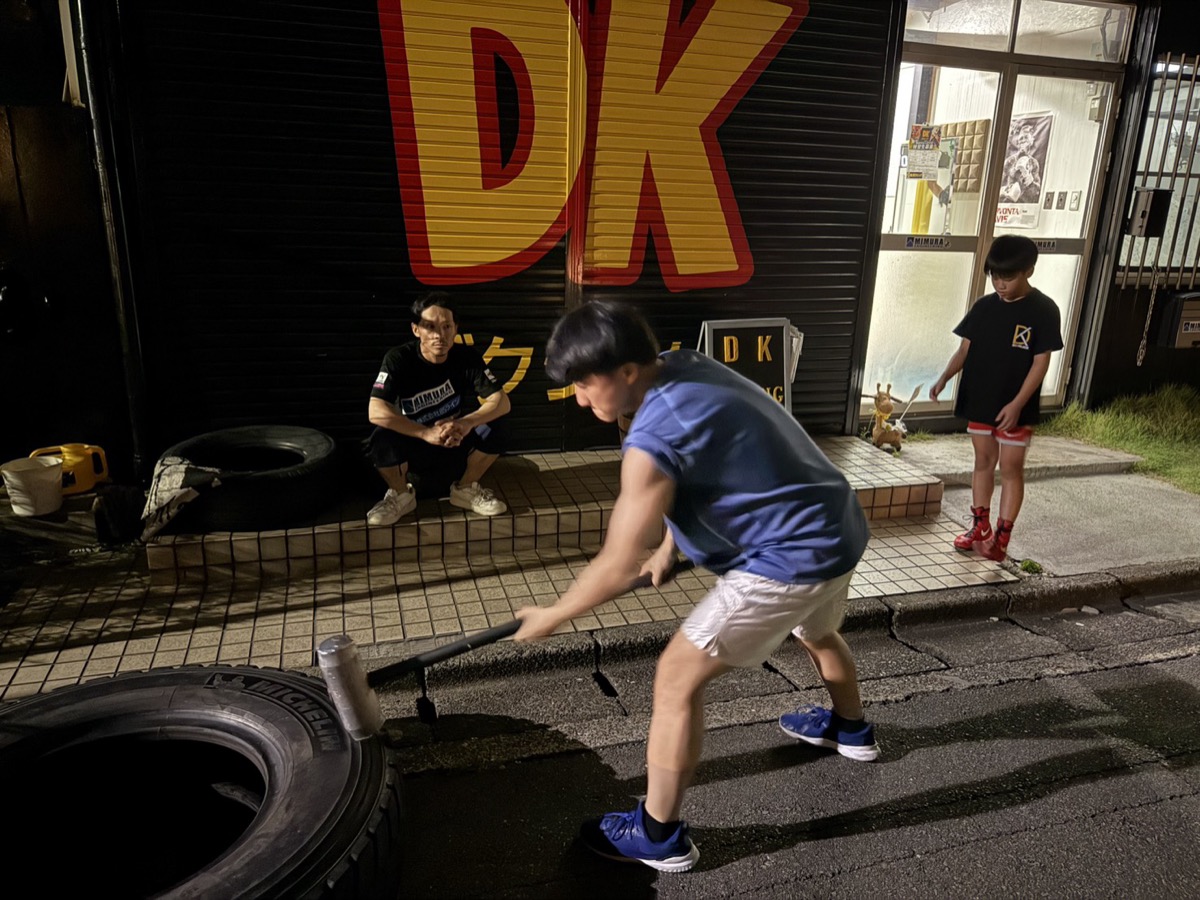 夜のDKボクシングジム外観と赤いDKの看板