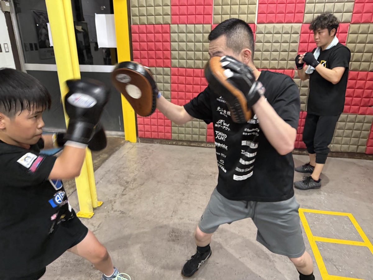 トレーナーのミットにパンチを打つキッズ会員