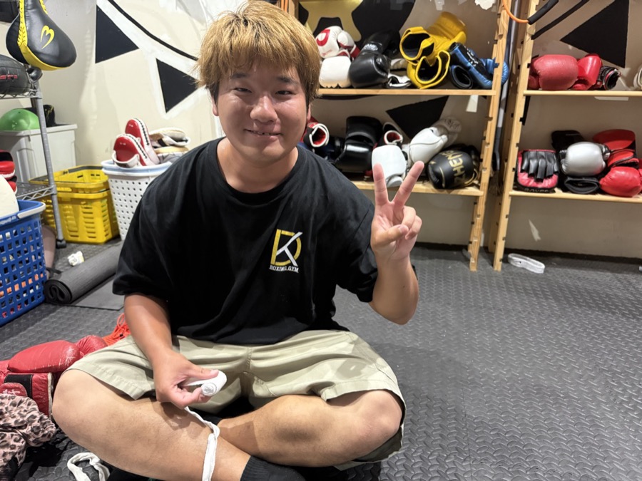 道具棚の前に座る男性会員